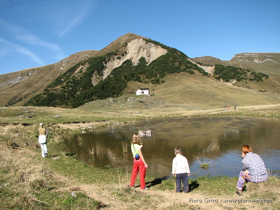 gherardi-lu 017.jpg - Davanti alla grande pozza verso l'ex-rifugio Cesare Battisti